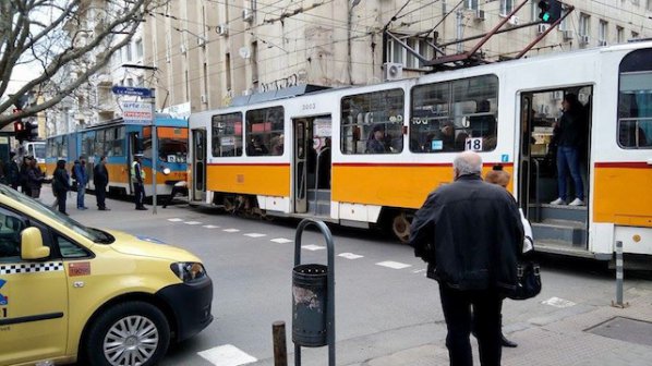 Ватманки бутат аварирал трамвай на оживено кръстовище (снимки)