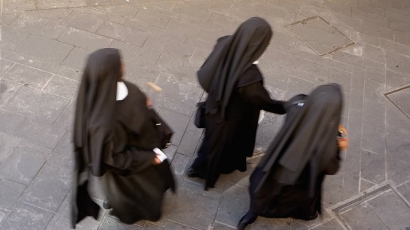 Млади британки напират за монахини