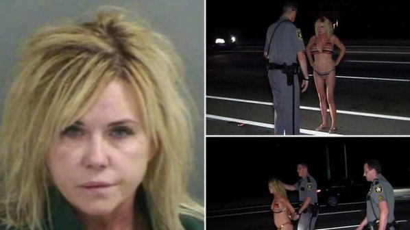 Пияна секси баба омайва пътни полицаи по бикини (видео)