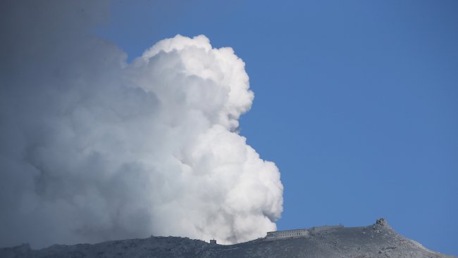 Вулканът Калбуко в Чили продължава да изригва, отменени са полети