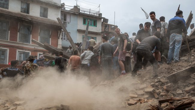 Непалец оцеля под руини, пиейки урината си