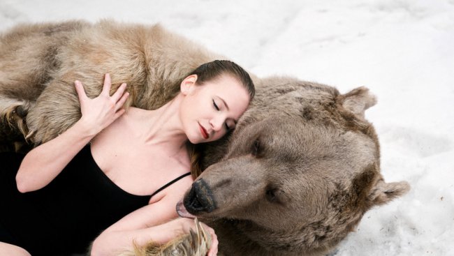Руски модели позираха със 700-килограмов мечок (видео)