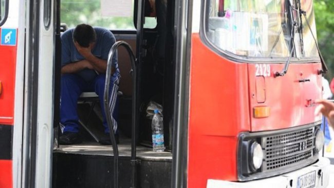 Шофьор на автобус наби пътничка