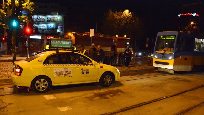 Такси спука гума и блокира трамвайното движение (снимки)