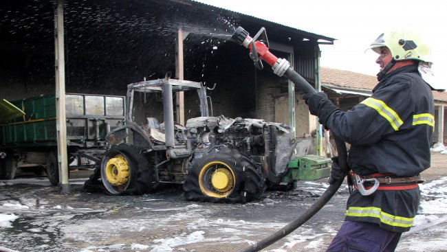 Техника за милион и половина изгоря в село Мусина (снимки)