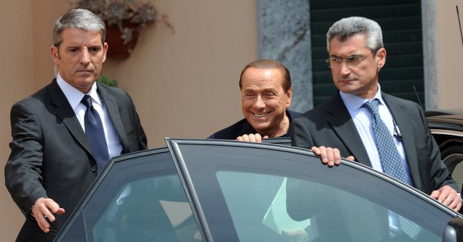 Берлускони падна от подиума на предизборен митинг