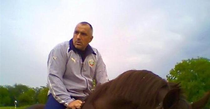 Бойко Борисов язди с джиесем в ръка (снимки)