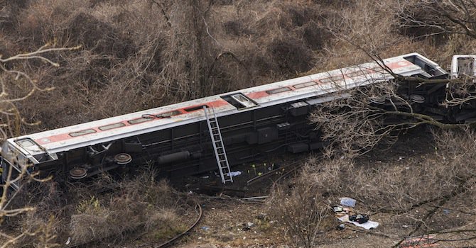 Два влака се сблъскаха челно в Австрия, има загинал и ранени