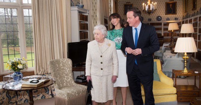 Елизабет II дава втори мандат на Дейвид Камерън
