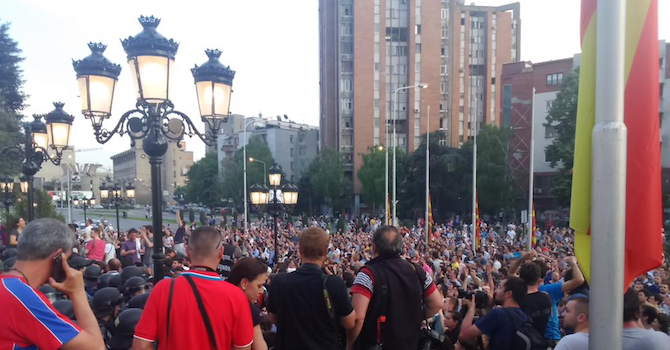 Хиляди искат оставката на македонския премиер