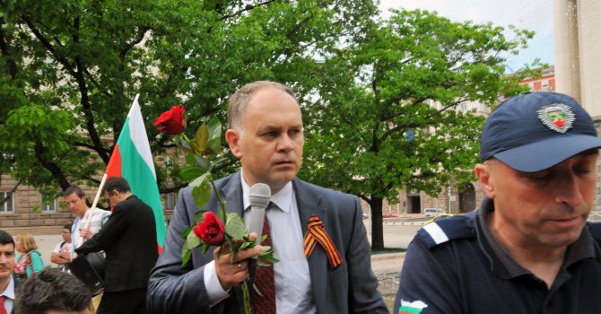 Крайнолеви погнаха Кадиев пред президентството (снимки)