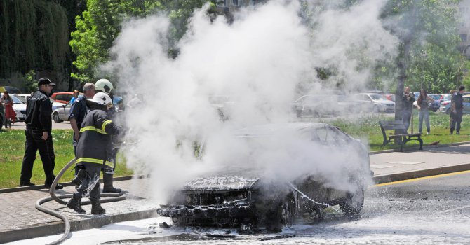 Лека кола изгоря в движение на &quot;Александър Малинов&quot; (обновена+снимки)