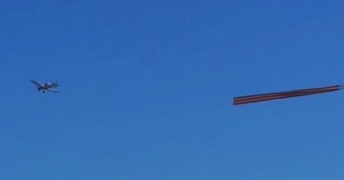 Самолет с 30-метрова Георгиевска лента прелетя над Ню Йорк