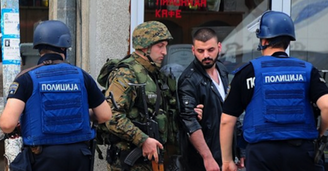 Вижте задържаните терористи в Македония (видео)