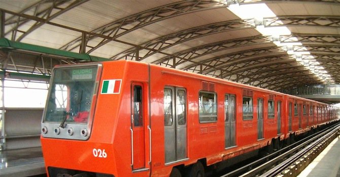 Влакове се удариха в метрото в Мексико