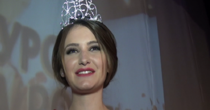 17-годишна е новата Царица на розата в Карлово (видео)
