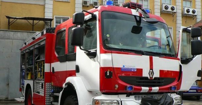 Бус и два автомобила горяха в Сандански