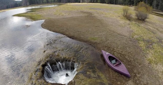 Цяло езеро изчезва, източва се като вана (видео)