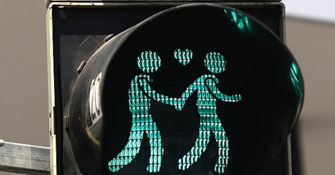Гей светофари шашкат във Виена (видео)