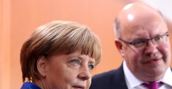 Меркел защити сътрудниците си от растящите критики заради шпионския скандал