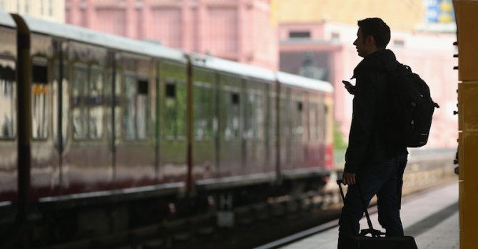 Мъж се опита да се качи във влак със снаряд в сака