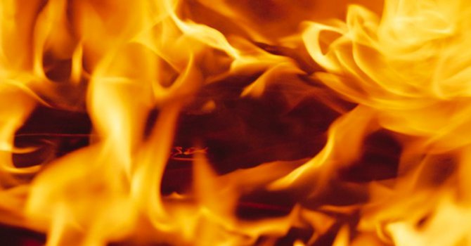Огромен пожар избухна в село Лешница