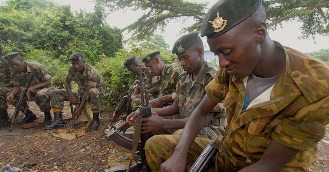 Ожесточени боеве след опит за преврат в столицата на Бурунди (видео)