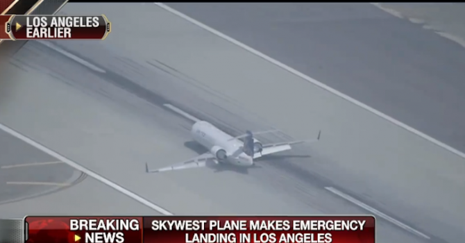 Самолет кацна аварийно в Лос Анджелис (видео)