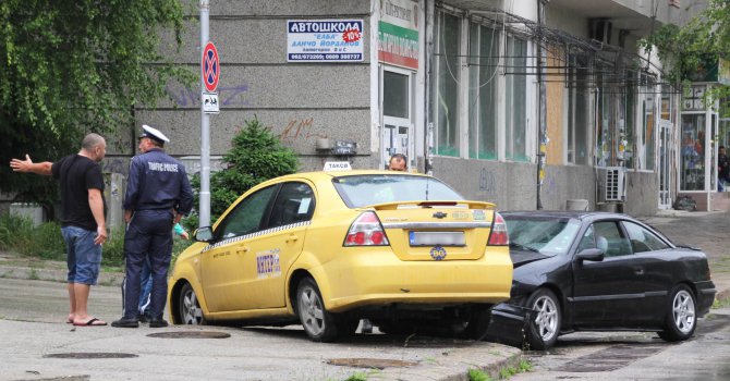 Две коли се сблъскаха във Велико Търново (снимки)