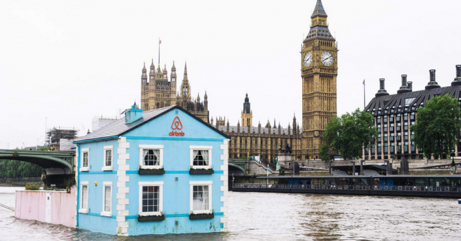 Плаваща къща вози гости на Лондон