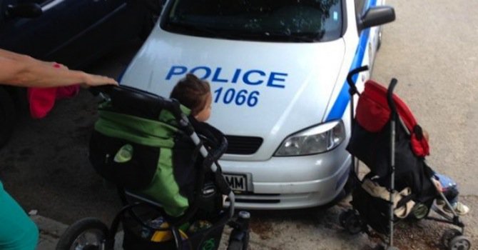 Разгневени майки снимат неправилно паркирали полицаи