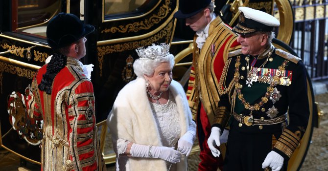 Кралица Елизабет срина британския парламент