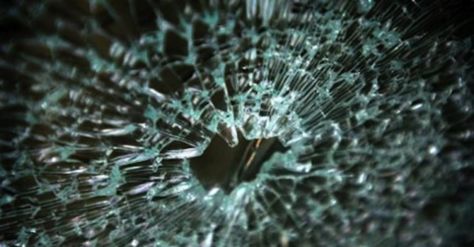 Криминално проявен счупи стъкло на линейка