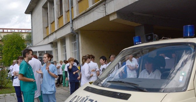 Лекарите от Комплексния онкологичен център в Русе отново излязоха на протест