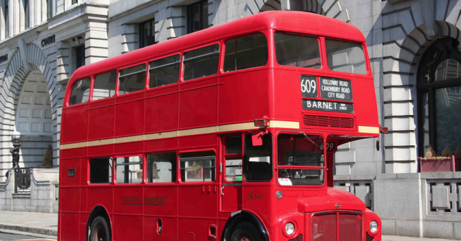 Лондончани вдигнаха на ръце двуетажен автобус, за да спасят мъж (видео)
