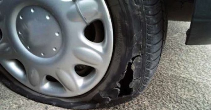 Нарязаха гумите на 5 коли във Враца