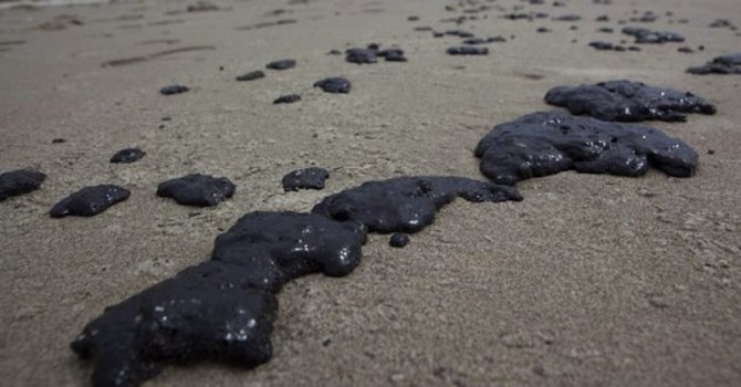 Нефтено замърсяване затвори няколко калифорнийски плажа (видео)