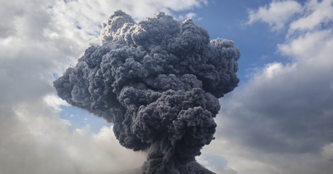 Вулкан изригна в Япония, властите обявиха пета най-висока степен на опасност (видео)