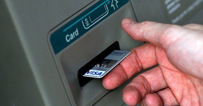 Двама българи източили 200 000 евро от банкомати във Франция