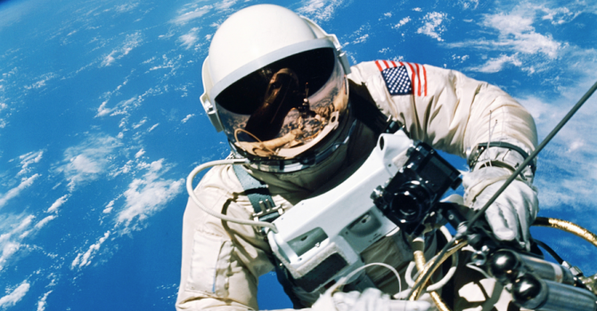 НАСА отбеляза 50 години от първата разходка в космоса (видео)