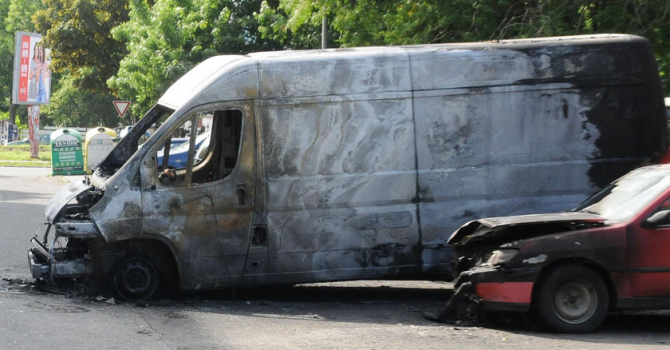 Опожариха три товарни микробуса в Бургас (снимки)
