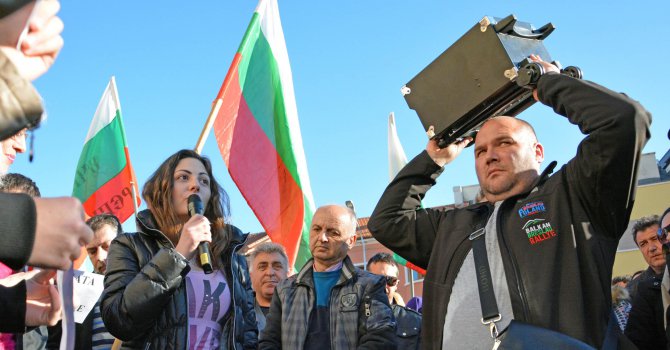 Протестиращи в Гърмен: Искаме справедливост, не мразим ромите (видео)