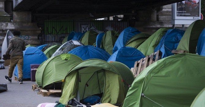 Разтуриха бежански лагер насред Париж и Кале
