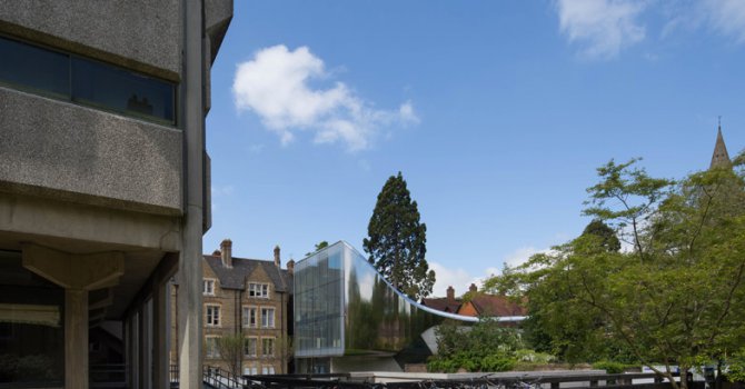 Заха Хадид построи нова сграда за университета в Оксфорд, която се слива с околността (снимки)