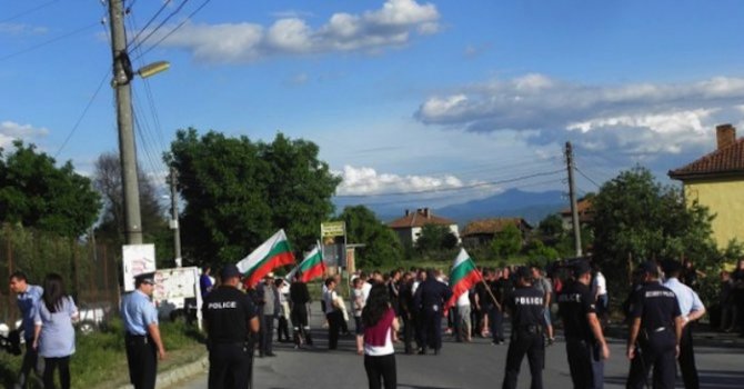 Над 2000 души скандираха „Смърт на циганите” и „Не, на незаконното строителство” в Гърмен (обновена)