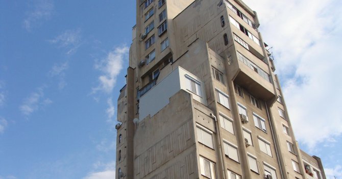 Блок пропада в центъра на Варна