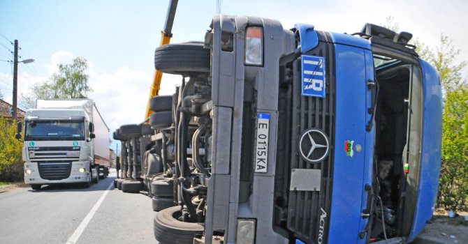Български ТИР се преобърна край Куманово, шофьорът е пострадал