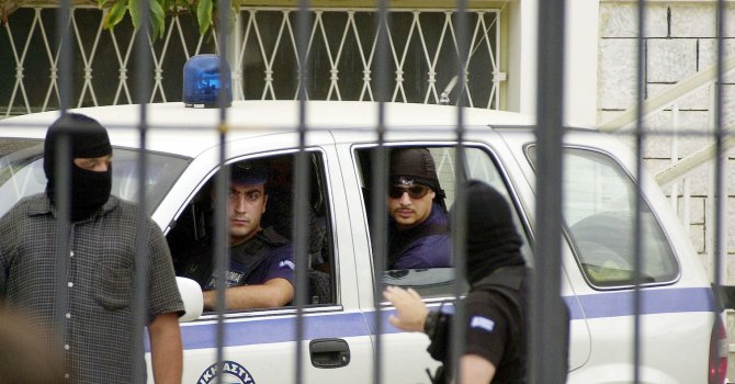 Гръцки полицай удуши 7-годишната си дъщеря
