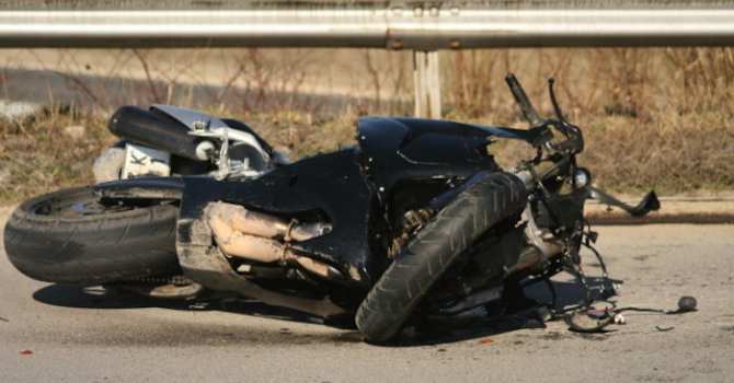 Моторист се заби в кола и загина край Сливница