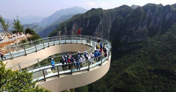 Огромният стъклен мост в Китай ще бъде отворен за посетители през октомври (снимки)